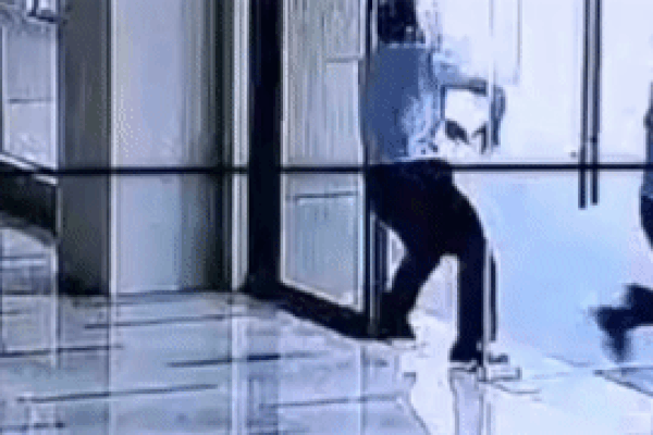 Lính cứu hỏa vội vàng ra xe đâm sầm vào cửa kính