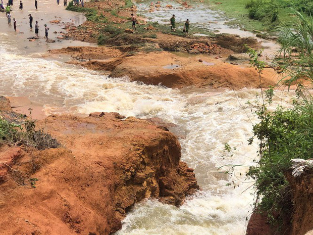 Phú Thọ vỡ đập thủy lợi, khẩn cấp di dời các hộ dân-3