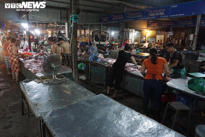 Bán thịt lợn ế ẩm, hàng loạt tiểu thương treo sạp, nghỉ chợ-4