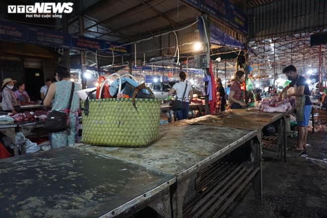 Bán thịt lợn ế ẩm, hàng loạt tiểu thương treo sạp, nghỉ chợ-6