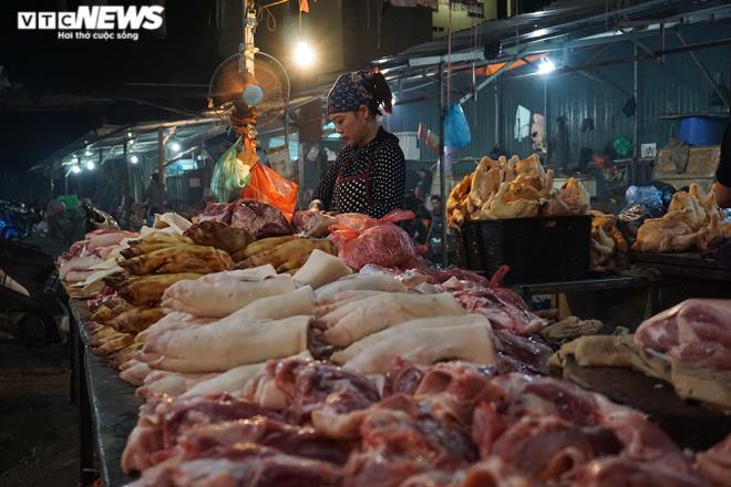 Bán thịt lợn ế ẩm, hàng loạt tiểu thương treo sạp, nghỉ chợ-9