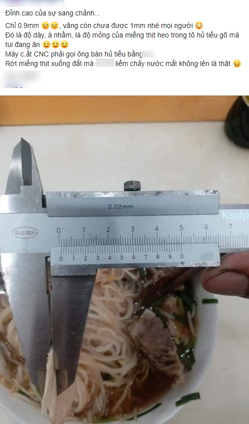 Cô gái nể phục sát đất trình độ thái thịt siêu mỏng của chủ quán hủ tiếu đến nỗi không dám thở mạnh vì sợ miếng thịt bay mất-1