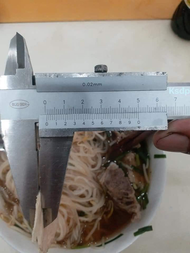 Cô gái nể phục sát đất trình độ thái thịt siêu mỏng của chủ quán hủ tiếu đến nỗi không dám thở mạnh vì sợ miếng thịt bay mất-2