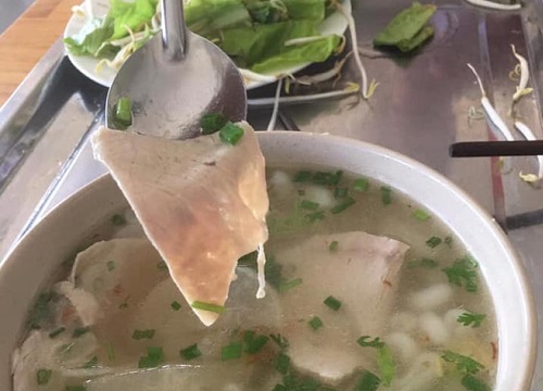 Cô gái nể phục sát đất trình độ thái thịt siêu mỏng của chủ quán hủ tiếu đến nỗi không dám thở mạnh vì sợ miếng thịt bay mất-4