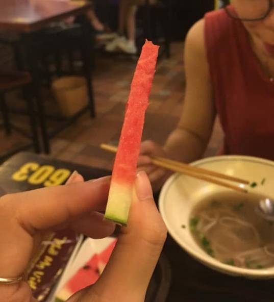 Cô gái nể phục sát đất trình độ thái thịt siêu mỏng của chủ quán hủ tiếu đến nỗi không dám thở mạnh vì sợ miếng thịt bay mất-5