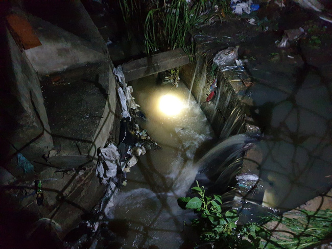 Trắng đêm tìm kiếm nhưng bé trai 4 tuổi bị nước mương cuốn đi giữa trời mưa lớn vẫn biệt tăm-3