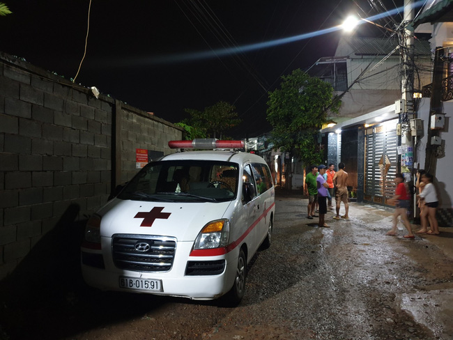 Trắng đêm tìm kiếm nhưng bé trai 4 tuổi bị nước mương cuốn đi giữa trời mưa lớn vẫn biệt tăm-4