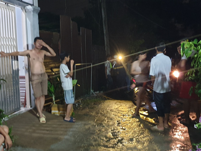 Trắng đêm tìm kiếm nhưng bé trai 4 tuổi bị nước mương cuốn đi giữa trời mưa lớn vẫn biệt tăm-5
