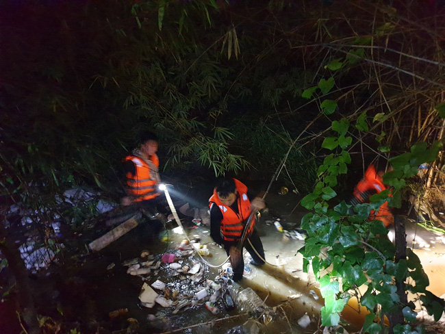 Trắng đêm tìm kiếm nhưng bé trai 4 tuổi bị nước mương cuốn đi giữa trời mưa lớn vẫn biệt tăm-6