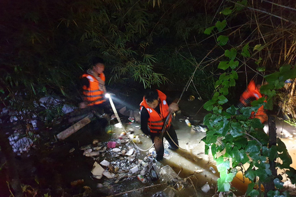 Hàng trăm người mò tìm bé 4 tuổi suốt 8 ngày dưới đoạn mương dài 10km-3