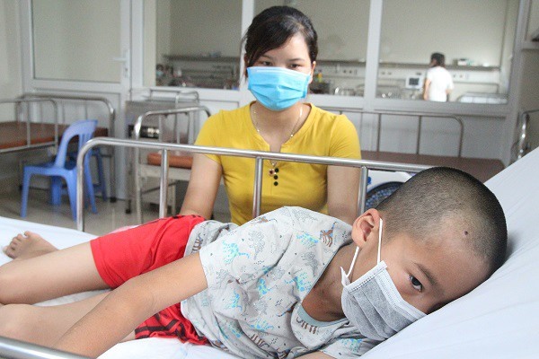 Bé trai liệt nửa người vì di chứng viêm não Nhật Bản: Dấu hiệu phụ huynh không được chủ quan-2