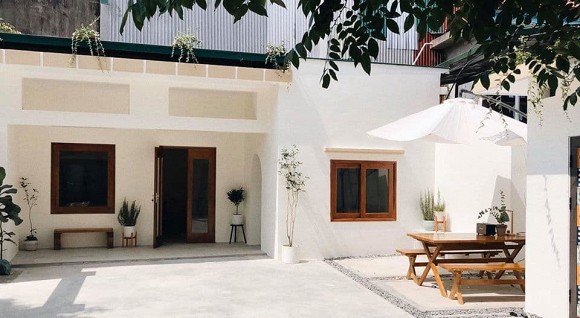 Được bố mẹ cho nhà bỏ hoang 10 năm, đôi vợ chồng trẻ tân trang thành quán cà phê nhỏ xinh-16