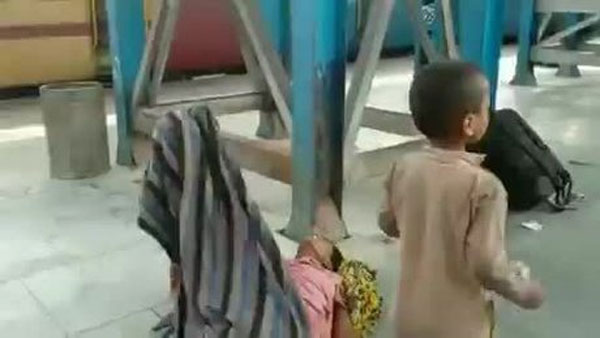 Nghẹn lòng bé trai cố đánh thức mẹ vừa qua đời do nắng nóng kỷ lục ở Ấn Độ-1