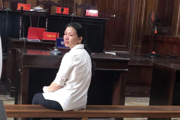 Clip : Phẫn nộ cảnh người phụ nữ bóp cổ, dùng chân đạp liên tiếp vào người bé trai ở Bình Dương-5