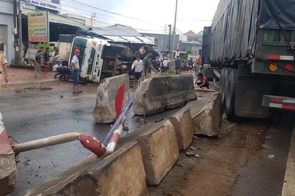 Ôm cua tốc độ cao, xe container lật giữa phố-1