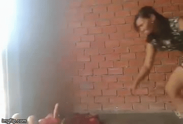 Clip : Phẫn nộ cảnh người phụ nữ bóp cổ, dùng chân đạp liên tiếp vào người bé trai ở Bình Dương-1