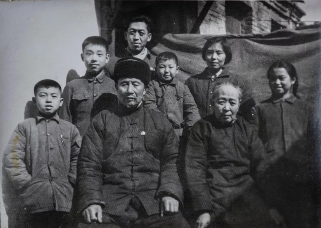 Bức ảnh khiến hàng tỷ người rơi lệ: Từ đôi thanh mai trúc mã trở thành vợ chồng và nụ hôn động viên tạo nên kỳ tích cho người đang nguy kịch-3