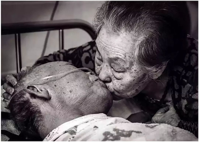 Bức ảnh khiến hàng tỷ người rơi lệ: Từ đôi thanh mai trúc mã trở thành vợ chồng và nụ hôn động viên tạo nên kỳ tích cho người đang nguy kịch-12