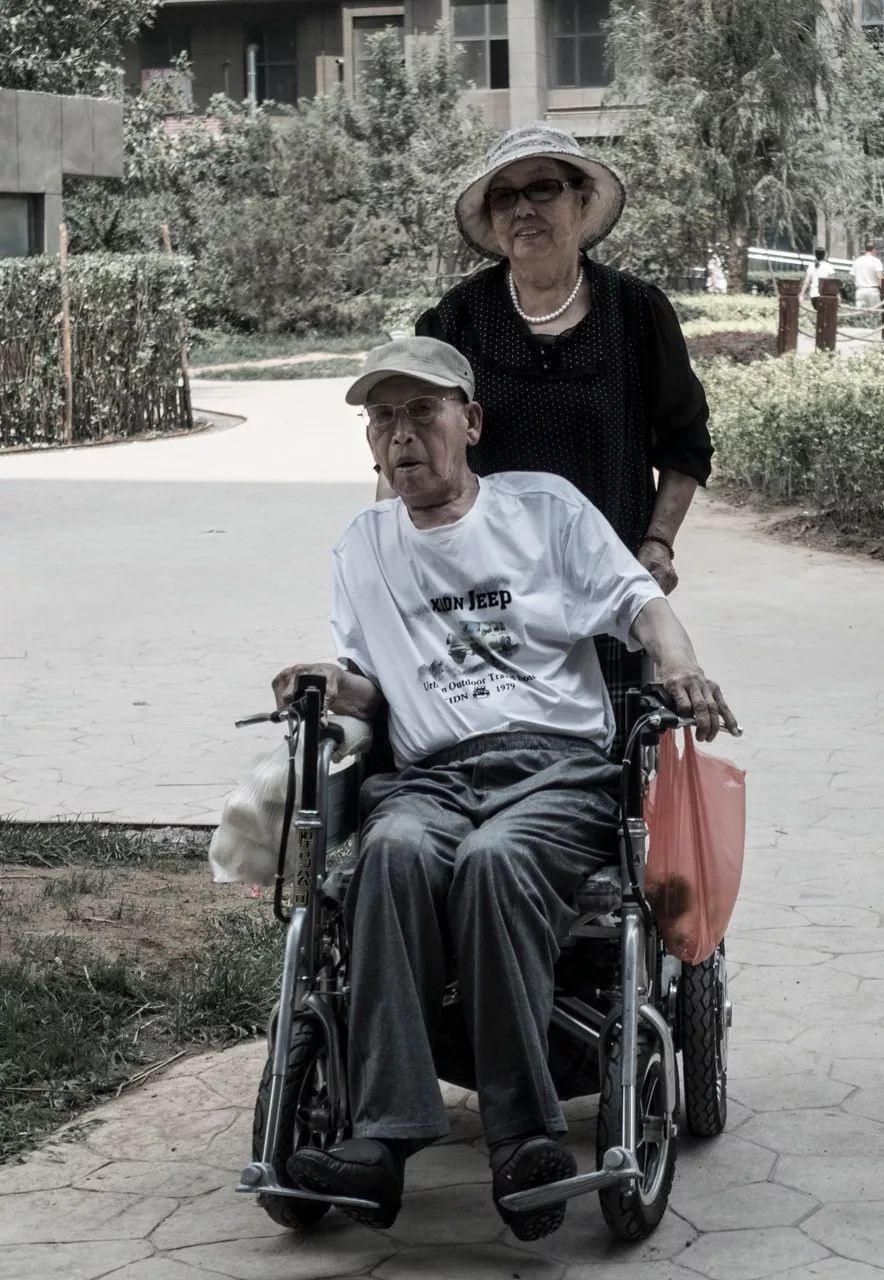 Bức ảnh khiến hàng tỷ người rơi lệ: Từ đôi thanh mai trúc mã trở thành vợ chồng và nụ hôn động viên tạo nên kỳ tích cho người đang nguy kịch-9