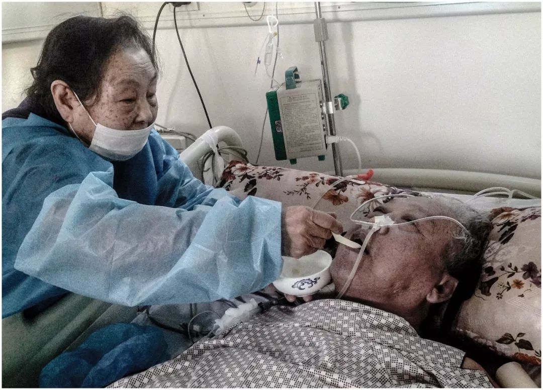 Bức ảnh khiến hàng tỷ người rơi lệ: Từ đôi thanh mai trúc mã trở thành vợ chồng và nụ hôn động viên tạo nên kỳ tích cho người đang nguy kịch-15