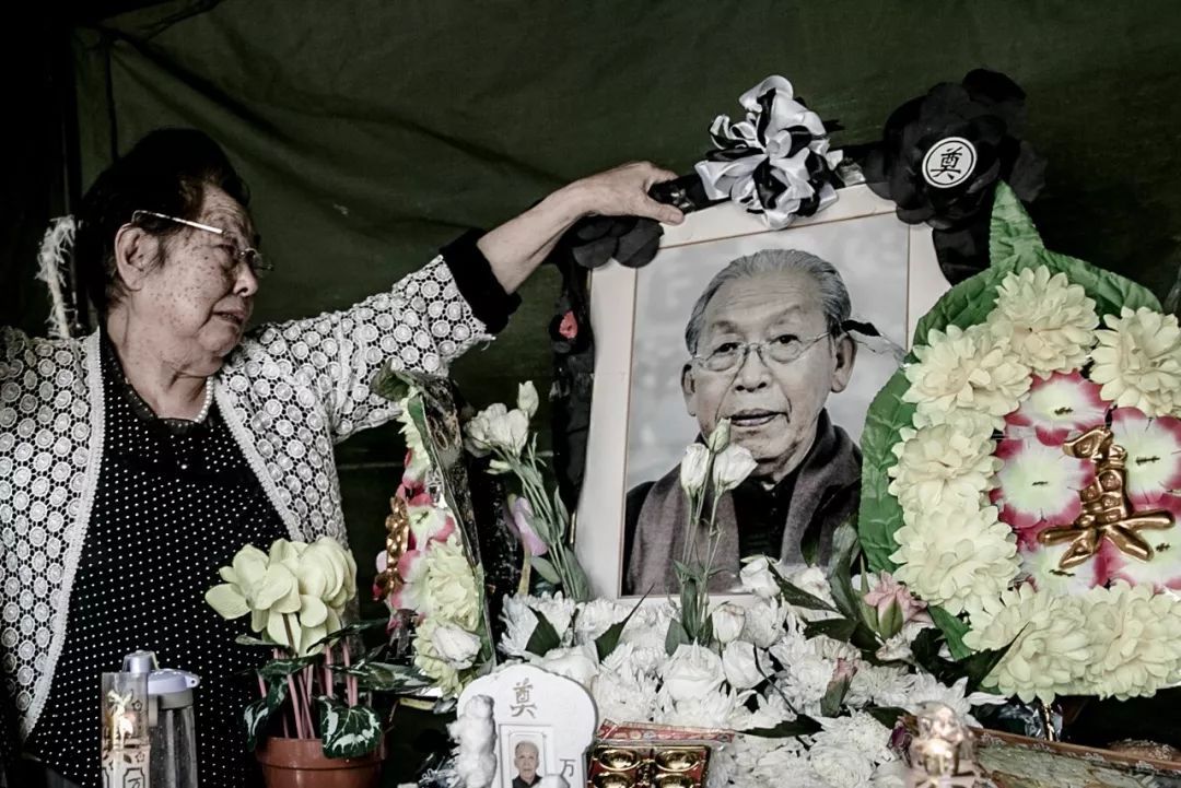 Bức ảnh khiến hàng tỷ người rơi lệ: Từ đôi thanh mai trúc mã trở thành vợ chồng và nụ hôn động viên tạo nên kỳ tích cho người đang nguy kịch-14