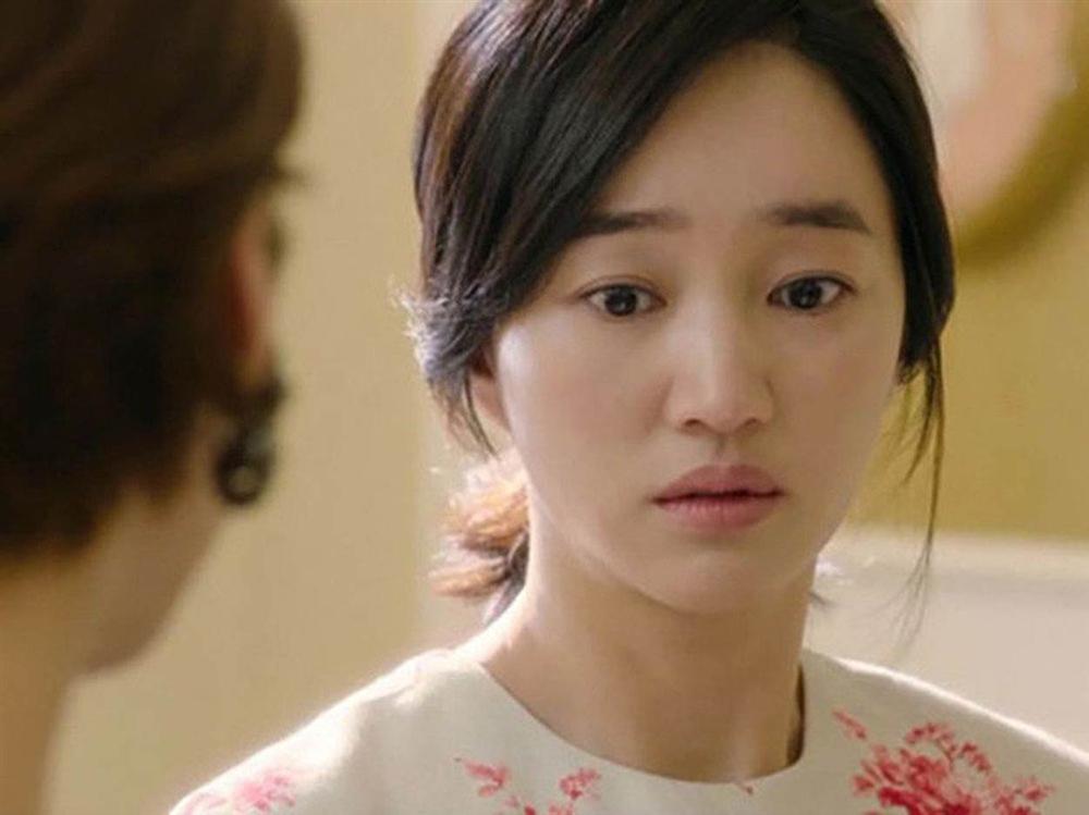 Bước chân ra khỏi tòa, mẹ chồng đứng chờ sẵn, nhét tờ giấy lạ vào tay khiến tôi bật khóc-1