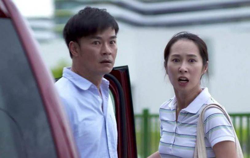 Bước chân ra khỏi tòa, mẹ chồng đứng chờ sẵn, nhét tờ giấy lạ vào tay khiến tôi bật khóc-2