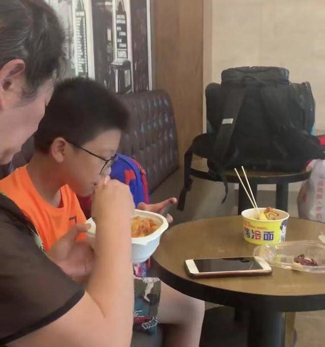 Bà dẫn cháu đi ăn nhà hàng nhưng vừa ăn được vài miếng đã khiến mọi người xung quanh khó chịu vì 1 điều-1