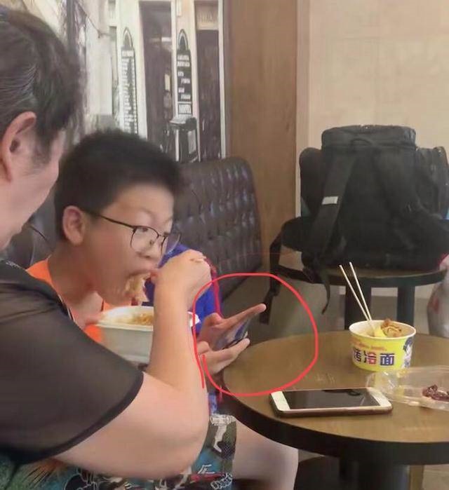 Bà dẫn cháu đi ăn nhà hàng nhưng vừa ăn được vài miếng đã khiến mọi người xung quanh khó chịu vì 1 điều-2