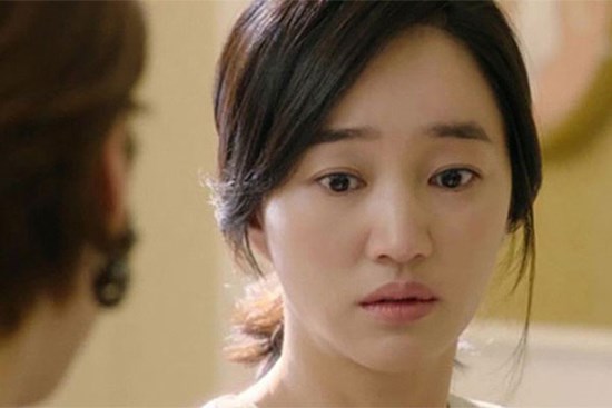 Bước chân ra khỏi tòa, mẹ chồng đứng chờ sẵn, nhét tờ giấy lạ vào tay khiến tôi bật khóc