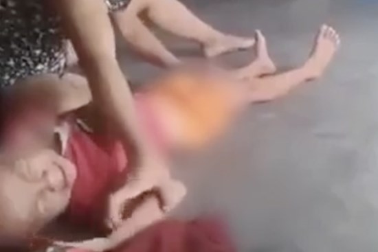 Vụ người phụ nữ bóp cổ, đạp liên tiếp vào người bé trai ở Bình Dương: Công an vào cuộc