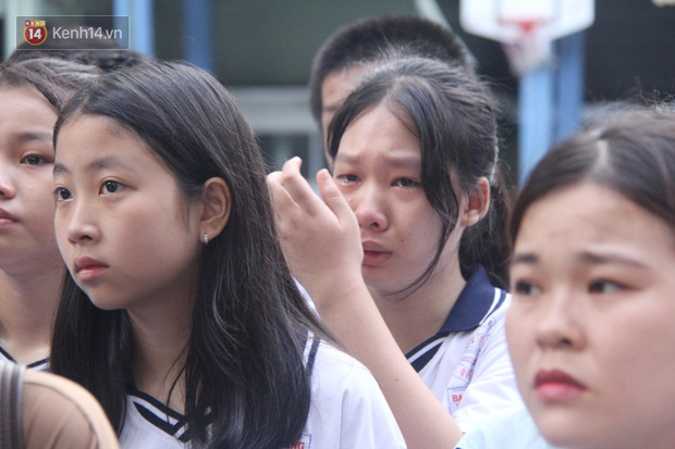 Trời lất phất mưa trong buổi đến trường cuối cùng của cậu học sinh lớp 6, hàng trăm người xót xa tiễn em về cõi vĩnh hằng-15