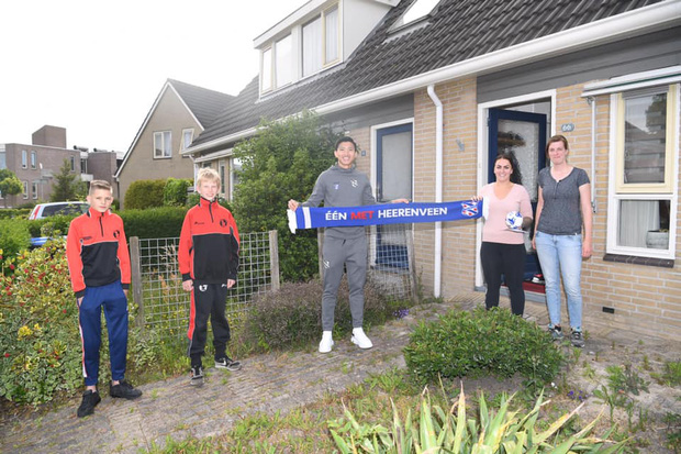 Văn Hậu bất ngờ xuất hiện trước cửa nhà khiến fan Heerenveen cảm kích bằng hành động đẹp trong mùa Covid-19-1