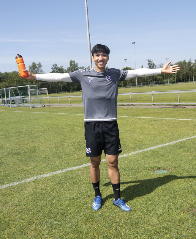 Văn Hậu bất ngờ xuất hiện trước cửa nhà khiến fan Heerenveen cảm kích bằng hành động đẹp trong mùa Covid-19-11