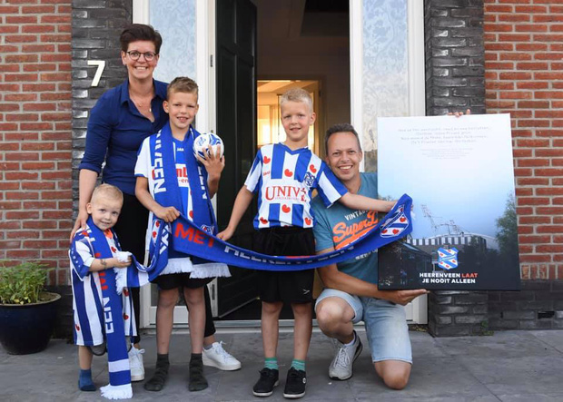 Văn Hậu bất ngờ xuất hiện trước cửa nhà khiến fan Heerenveen cảm kích bằng hành động đẹp trong mùa Covid-19-8