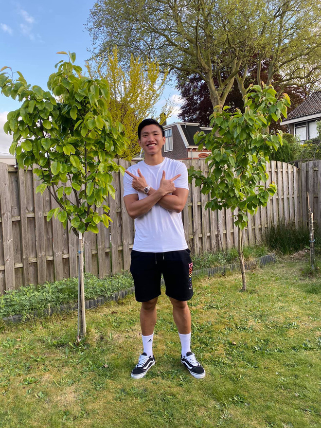 Văn Hậu bất ngờ xuất hiện trước cửa nhà khiến fan Heerenveen cảm kích bằng hành động đẹp trong mùa Covid-19-10