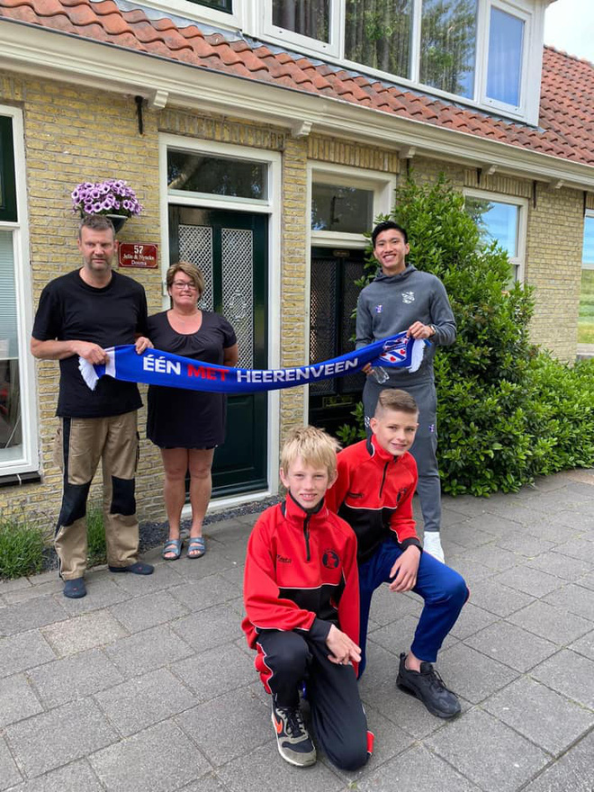 Văn Hậu bất ngờ xuất hiện trước cửa nhà khiến fan Heerenveen cảm kích bằng hành động đẹp trong mùa Covid-19-3