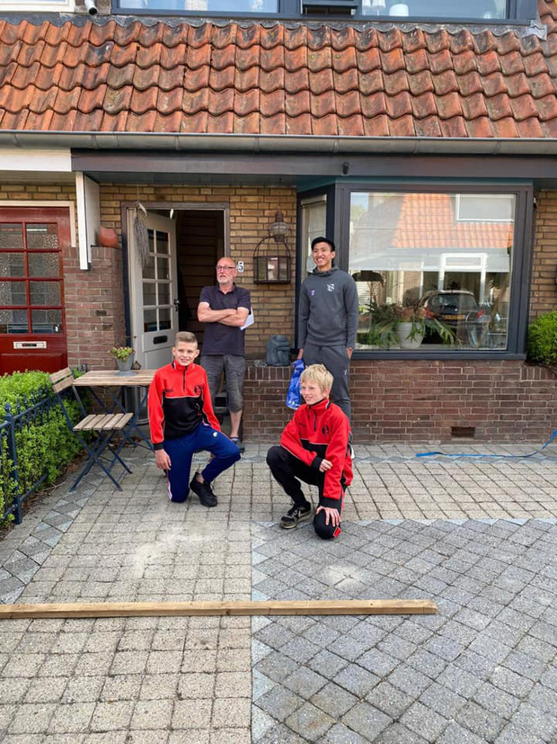 Văn Hậu bất ngờ xuất hiện trước cửa nhà khiến fan Heerenveen cảm kích bằng hành động đẹp trong mùa Covid-19-4