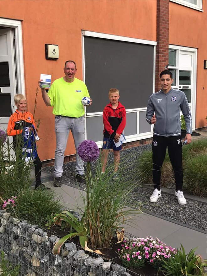 Văn Hậu bất ngờ xuất hiện trước cửa nhà khiến fan Heerenveen cảm kích bằng hành động đẹp trong mùa Covid-19-7