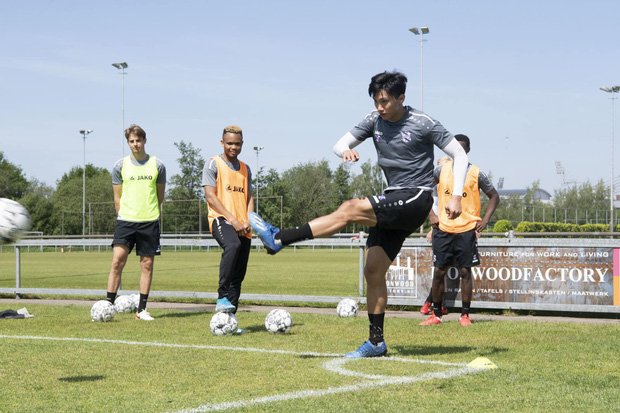 Văn Hậu bất ngờ xuất hiện trước cửa nhà khiến fan Heerenveen cảm kích bằng hành động đẹp trong mùa Covid-19-9