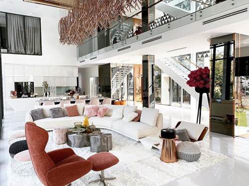 2 kiều nữ” cùng tên: Angela Phương Trinh ăn chay nhà 5 tỷ, Ngọc Trinh biệt thự to nhất phố-1