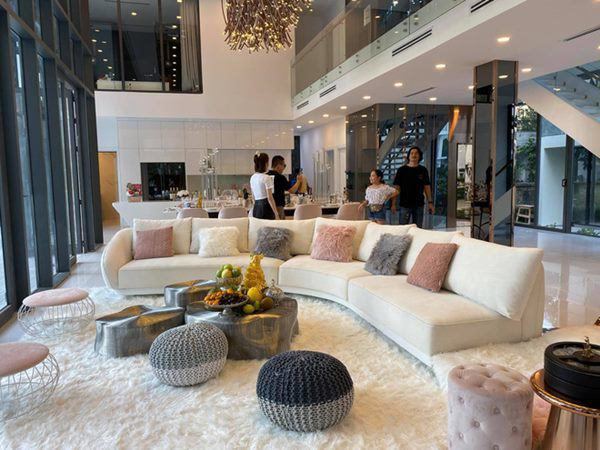 2 kiều nữ” cùng tên: Angela Phương Trinh ăn chay nhà 5 tỷ, Ngọc Trinh biệt thự to nhất phố-3