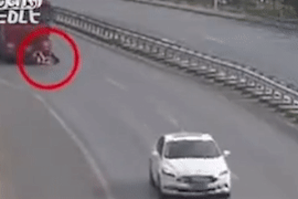 Xe máy vượt ẩu bị xe khách giường nằm đâm văng-1