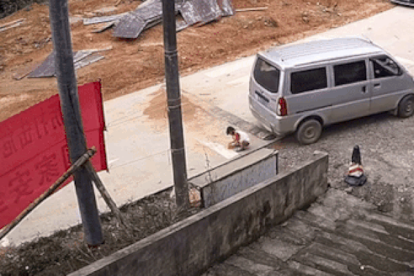 Mải dùng điện thoại, nam thanh niên lọt thỏm xuống miệng cống-1