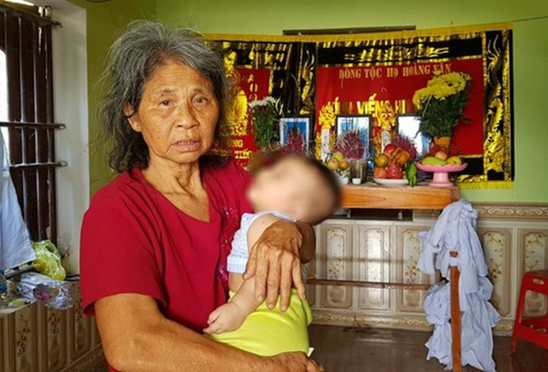 Bố mẹ và anh qua đời, bé trai 5 tháng tuổi được bà nội bế đi khắp xóm xin sữa-1