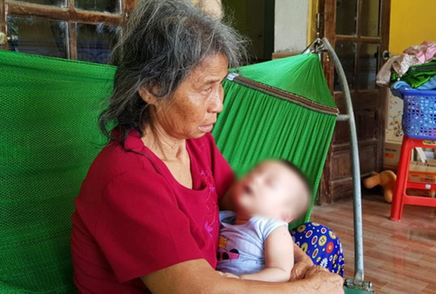 Bố mẹ và anh qua đời, bé trai 5 tháng tuổi được bà nội bế đi khắp xóm xin sữa-2