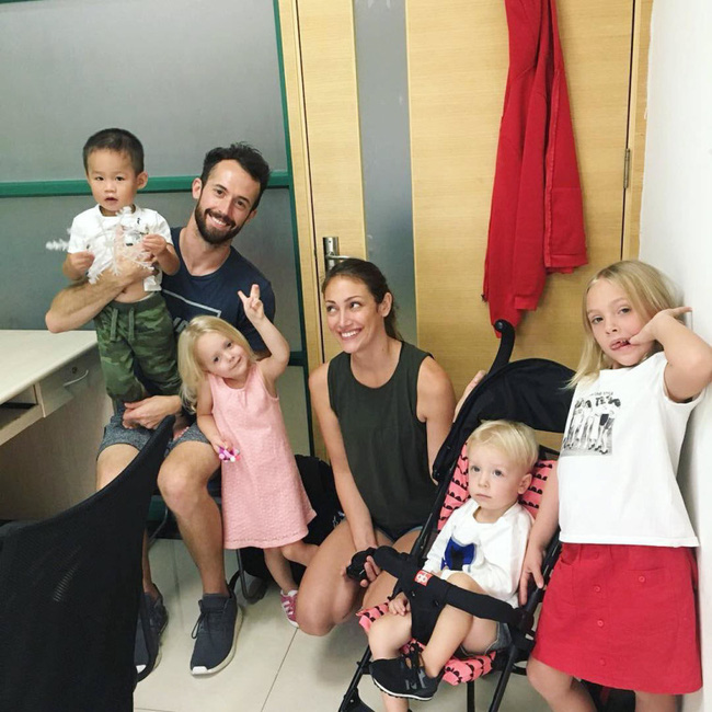 Nhận nuôi em bé tự kỷ, kiếm bộn tiền nhờ đứa trẻ rồi đẩy cho người khác nuôi, cặp vợ chồng YouTuber khiến cư dân mạng phẫn nộ tột cùng-3