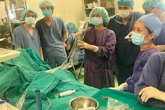 Bé 10 tháng tuổi bị sỏi thận phải điều trị bằng laser, bác sĩ chỉ ra nguyên nhân hay gặp gây sỏi tiết niệu ở trẻ nhỏ