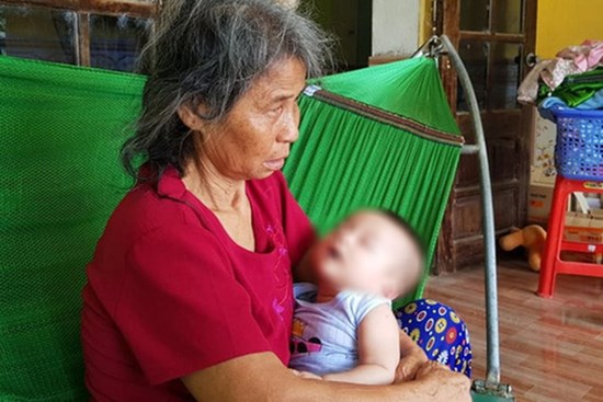 Bố mẹ và anh qua đời, bé trai 5 tháng tuổi được bà nội bế đi khắp xóm xin sữa