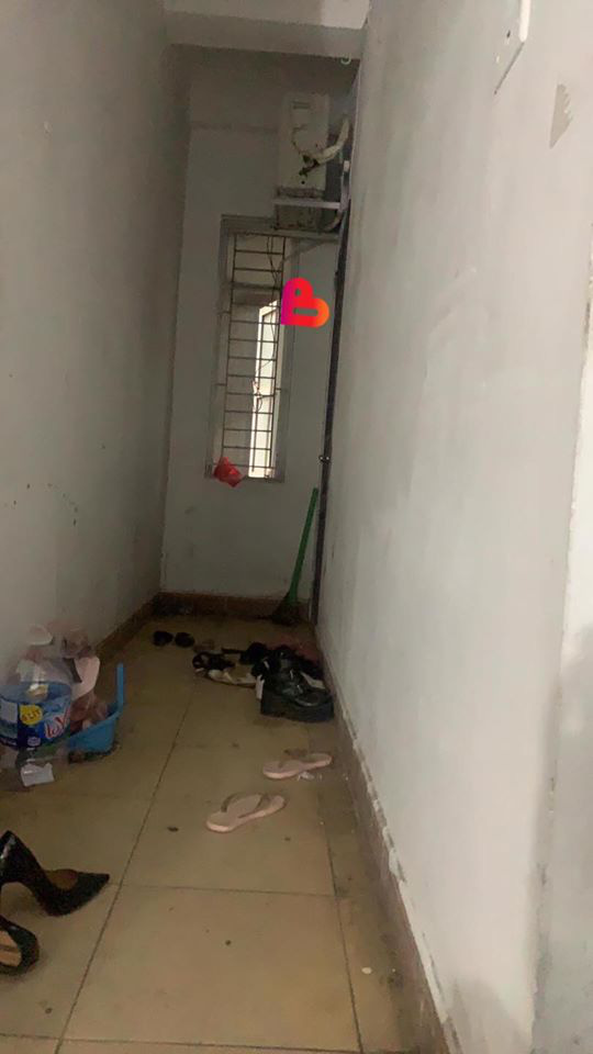 Bất thình lình đến nhà người yêu, thanh niên thấy đôi giày khả nghi bên ngoài cửa rồi điếng người với hình ảnh nhạy cảm bên trong-3